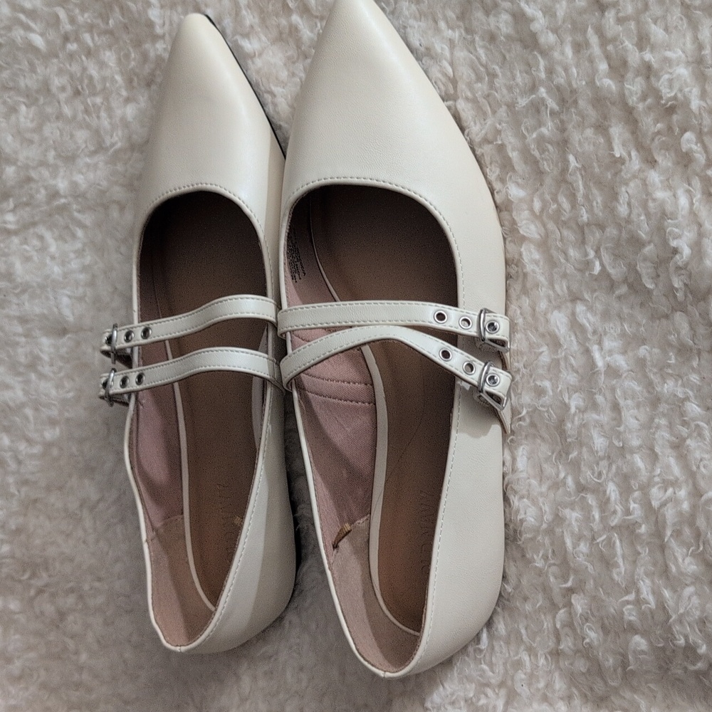 Old Navy White Flats Sleek Minimalist Design - Picture 2 of 3